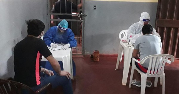 Reclusos confeccionan equipos de bioseguridad y donan a la penitenciaría