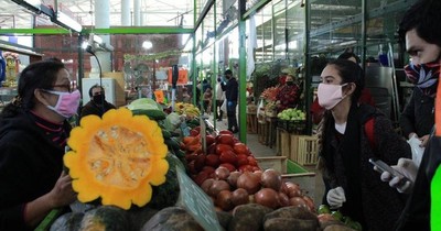 Comerciantes resultan positivos y confinan a unos 60 vendedores