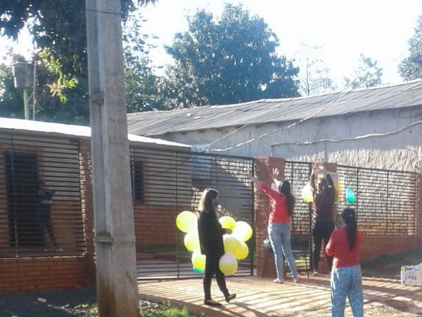 Familia con Covid-19 recibe apoyo de sus vecinos en Hernandarias