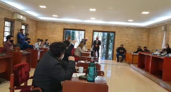 Junta aprobó llamados a licitación en medio de estériles y furiosas discusiones