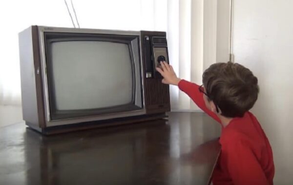 Televisor cae sobre niño y acaba con su vida