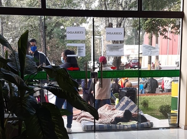 Seguidores de Bartola bloquean acceso a Junta Municipal