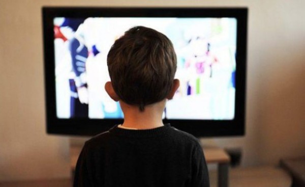 Televisor aplasta la cabeza de un niño de 3 años que jugaba por el
