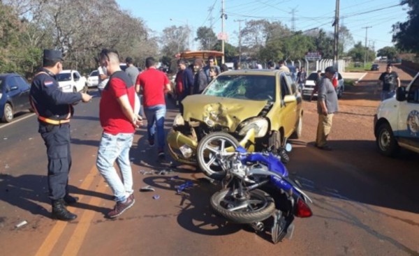 Choque frontal entre motocicleta y un automóvil deja un muerto