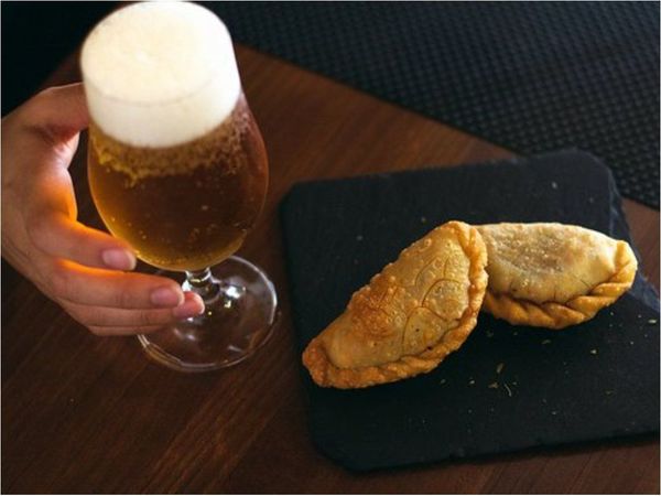 Ofrecen a full promo de empanada y cerveza