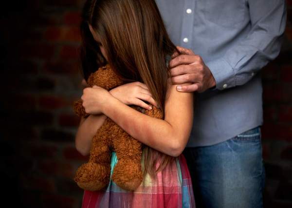Una NIÑA fue VIOLADA por TRES MENORES depravados en Minga Guazú