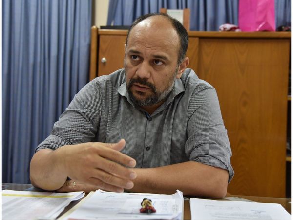 Viceministro de Salud justifica que costo de mouse y teclado es por alta tecnología