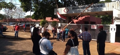 HOY / Tiroteo en CDE: Familiares de los 35 detenidos protestan frente a Ministerio Público
