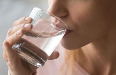 ¿Beber agua templada sirve para bajar de peso? - C9N