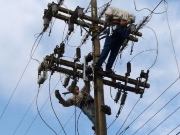 Electricista aprendiz se electrocutó trabajando en columna de alta tensión y la ANDE no lo auxilió
