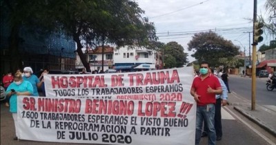 Personal médico se movilizó frente a hospitales de Trauma y de Itauguá