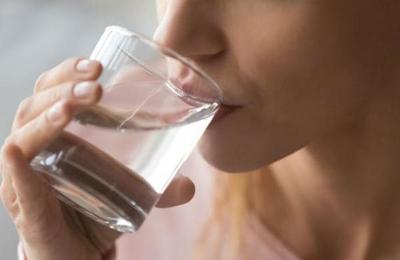 ¿Beber agua templada sirve para bajar de peso? - SNT