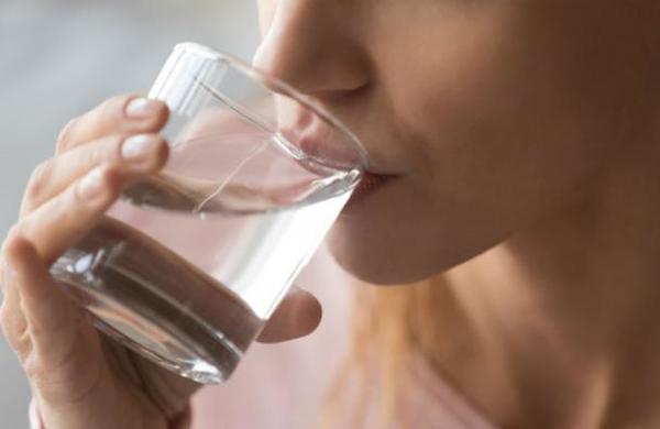 ¿Beber agua templada sirve para bajar de peso? - SNT