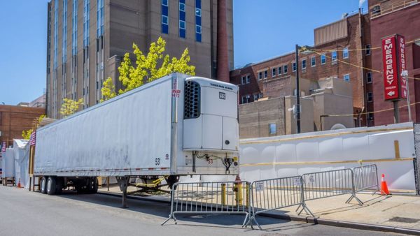Condados en Texas y Arizona comienzan a usar camiones refrigerados para almacenar muertos por COVID-19