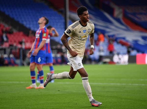 El Manchester United pone al rojo vivo la lucha por el boleto a Champions