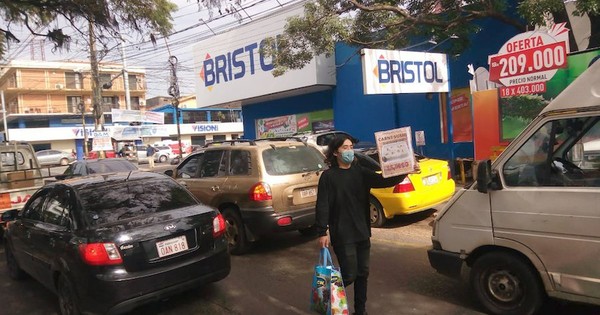 Japonés vende sushi en semáforos de Asunción