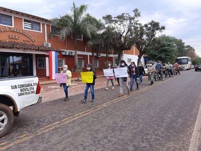 Ciudadanos se movilizan para pedir insumos en Hospital de Santa Rosa