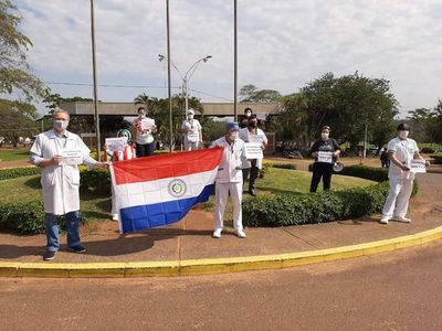 Personal del Hospital Nacional de Itauguá se movilizó en reclamo de la nivelación salarial - Nacionales - ABC Color