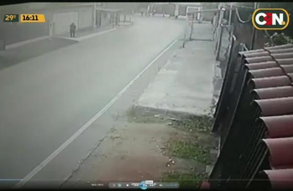Vehículo se incrusta en vivienda y casi embiste a niña - C9N