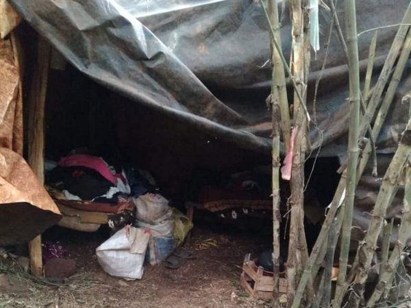 Mujer embarazada y con tres hijos vive en el monte bajo una carpa