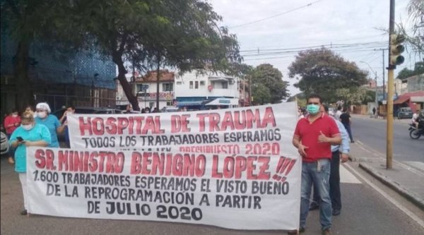 Funcionarios de Salud lalan frente a hospitales | Crónica