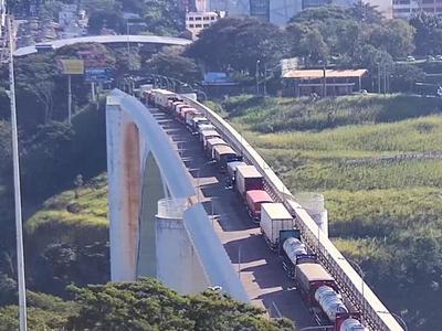 CAMIONEROS se quejan del tránsito LENTO de CARGAS por el Puente
