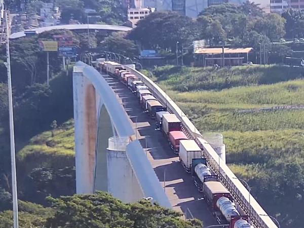CAMIONEROS se quejan del tránsito LENTO de CARGAS por el Puente