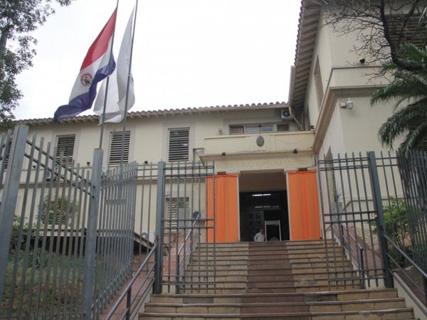Salud detectó tres casos de COVID-19 en sus oficinas