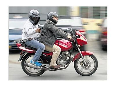 Motochorros balearon a una joven para robarle su moto
