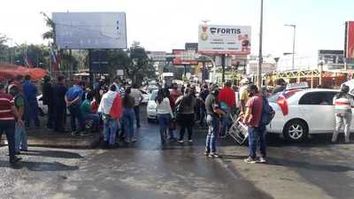 Taxistas y mototaxista cierran Puente de la Amistad