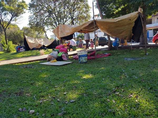 Indígenas copan de nuevo la plaza frente a la Gobernación y exigen asistencia de autoridades