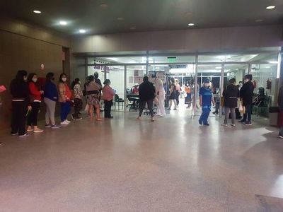 Embarazadas forman fila desde las 2:00 para ser atendidas en el Hospital San Pablo  - Nacionales - ABC Color