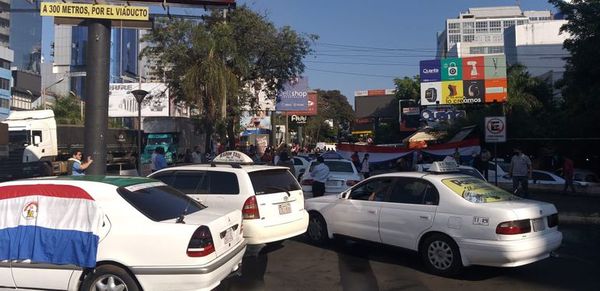 Taxistas cierran ruta para apoyar pedido de asistencia a afectados por la pandemia    - ABC en el Este - ABC Color