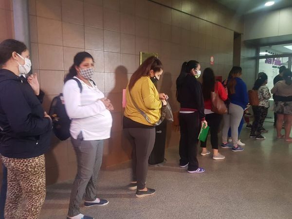 Embarazadas forman fila desde la 2:00 am para agendar turno en Hospital San Pablo
