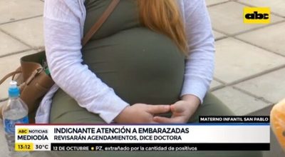 Embarazadas esperan atención horas, incluso sentadas en el piso