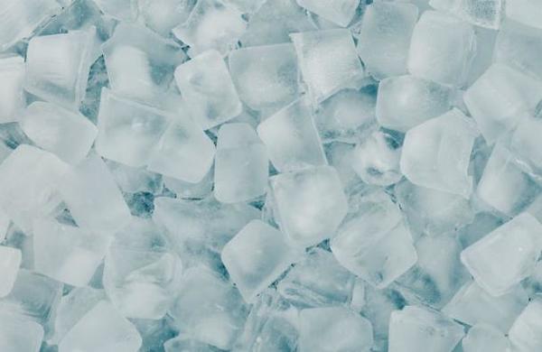 El truco para hacer hielo en casa como el envasado - C9N