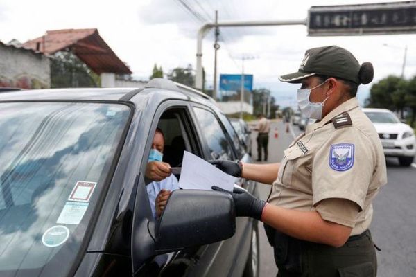 Militares salen a las calles de Quito para contener la propagación del coronavirus