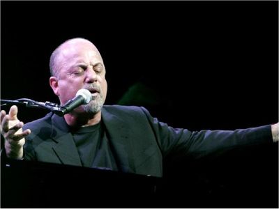 Billy Joel sorprende a neoyorquinos tocando un piano desechado en plena calle