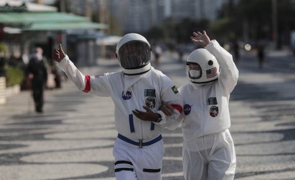 HOY / Se visten de astronautas para un "paseo seguro" por las calles de Río