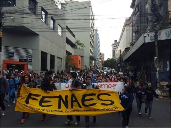 Secundarios exigen más tecnología para disminuir brecha en pandemia