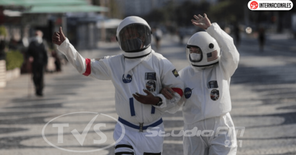 Se visten de astronautas para un «paseo seguro» por las calles