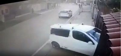 NIÑA SE SALVA DE MILAGRO CUANDO UN AUTOMÓVIL EMBISTE CONTRA SU VIVIENDA