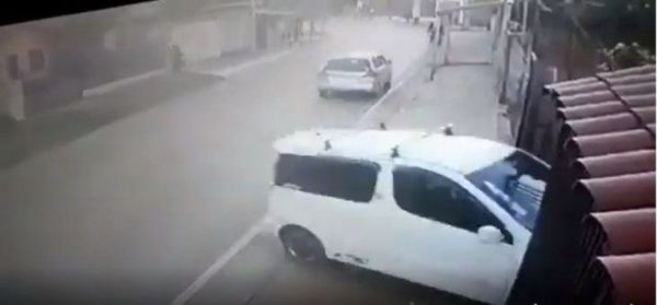 NIÑA SE SALVA DE MILAGRO CUANDO UN AUTOMÓVIL EMBISTE CONTRA SU VIVIENDA