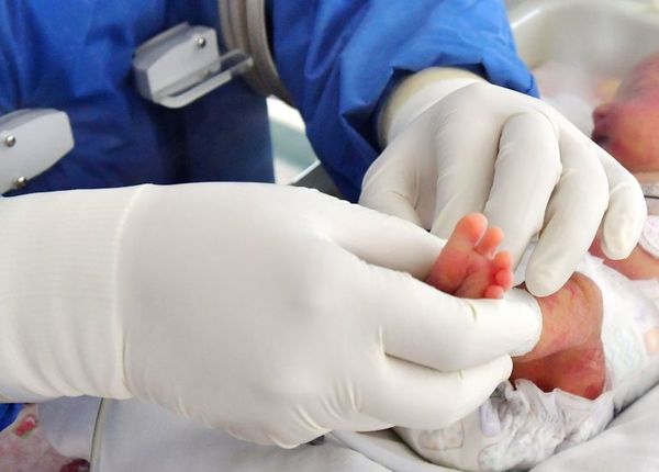 Recién nacida necesita con urgencia un lugar en terapia intensiva - Nacionales - ABC Color