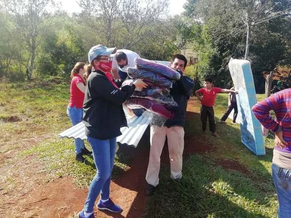 LLEVAN ASISTENCIA A FAMILIA QUE VIVE BAJO UNA CARPA EN EL MONTE