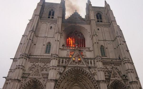 Incendio en histórica Catedral de Nantes, Francia, pudo haber sido provocado - Megacadena — Últimas Noticias de Paraguay