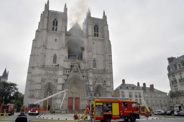 Apuntan a posible origen criminal del incendio en Catedral de Nantes