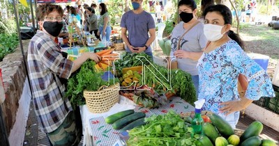 Luego de 4 meses de cuarentena, volvió la feria agroecológica en la Plaza Italia