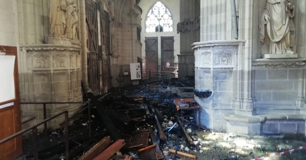 Un incendio provoca daños en la catedral gótica de Nantes en Francia