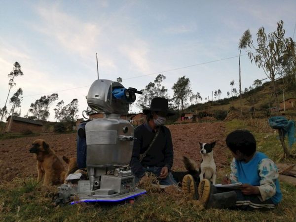 Kipi, la robot ecologista que recorre los Andes de Perú para dar clases